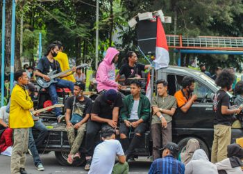 Mahasiswa USI Tolak Omnibuslaw dengan Musik dan Puisi
