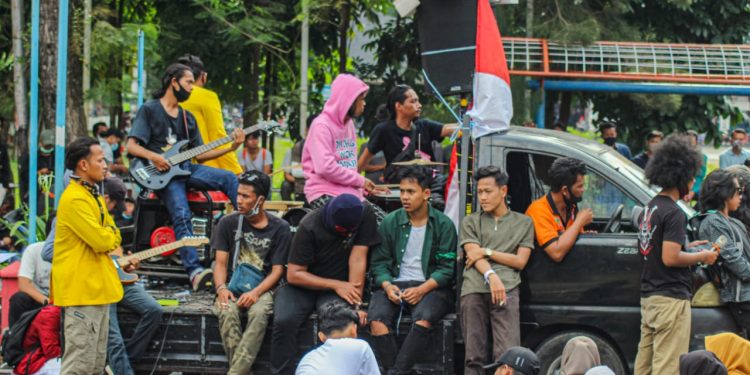 Mahasiswa USI Tolak Omnibuslaw dengan Musik dan Puisi Mahasiswa USI Tolak Omnibuslaw dengan Musik dan Puisi