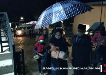 Hujan, Bang Hasim Payungi Istri dan Anak