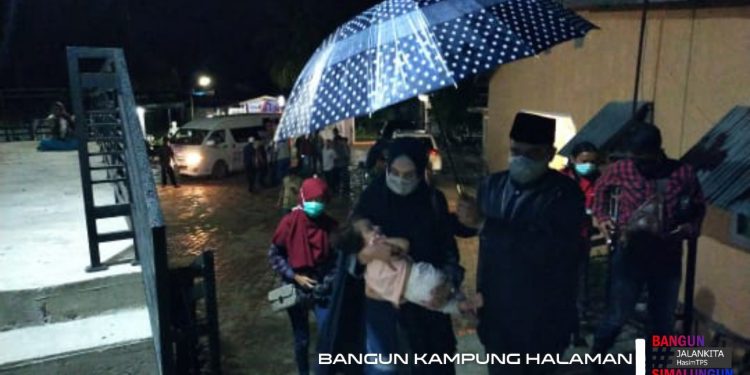Hujan, Bang Hasim Payungi Istri dan Anak