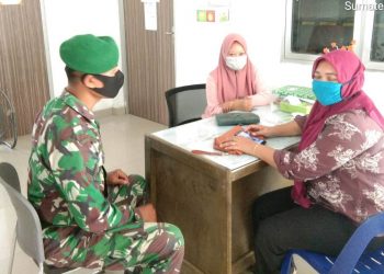 Bersama Tim Satgas Covid-19 Puskesmas Silau Kahean Pantau ODP Oleh Personel Kodim 0207/Simalungun