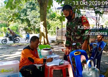 Personel Jaajran Kodim 0208/Asahan Komsos Dengan Perangkat Desa Guna Mengecek Data Penerima Bantuan
