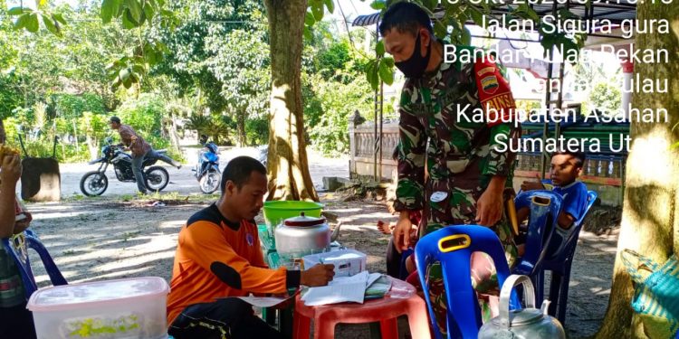 Personel Jaajran Kodim 0208/Asahan Komsos Dengan Perangkat Desa Guna Mengecek Data Penerima Bantuan Personel Jaajran Kodim 0208/Asahan Komsos Dengan Perangkat Desa Guna Mengecek Data Penerima Bantuan