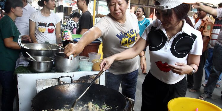 Sarapan Mie Kwetiau, Patricia Jadi Chef Dadakan Sarapan Mie Kwetiau, Patricia Jadi Chef Dadakan