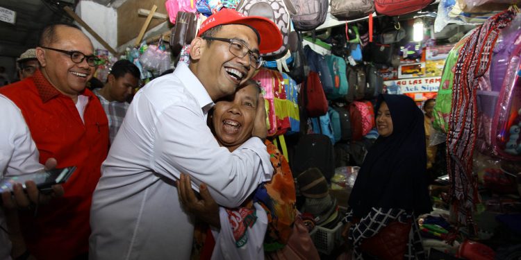 Sihar Diarak di Pasar Sidikalang, Wanita Ini Buat Iri Pedagang