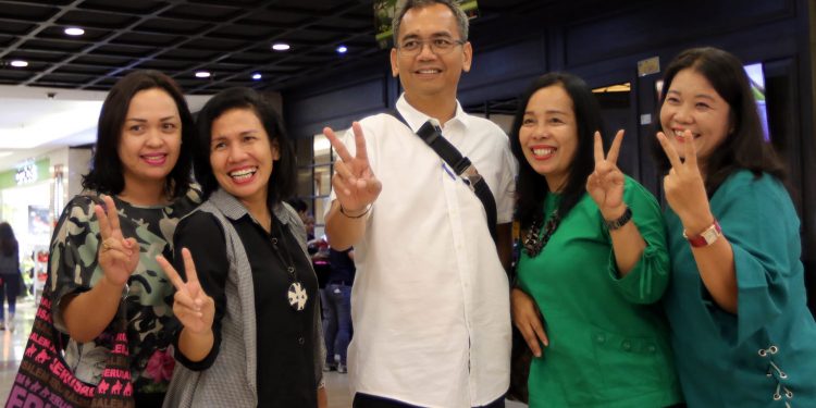 Bangga Ketemu Cawagub, Sosialita Unggah Foto Selfi Bareng Sihar ke Medsos Bangga Ketemu Cawagub, Sosialita Unggah Foto Selfi Bareng Sihar ke Medsos