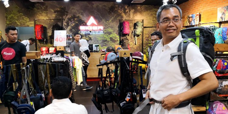 Persiapan Mendaki Gunung, Sihar Belanja Perlengkapan Hiking Merek Lokal