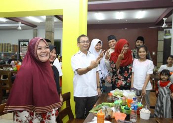 Tidak Sengaja Bertemu, Warga Berebut Foto dengan Sihar
