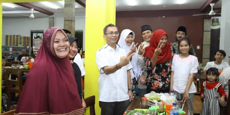 Tidak Sengaja Bertemu, Warga Berebut Foto dengan Sihar Tidak Sengaja Bertemu, Warga Berebut Foto dengan Sihar
