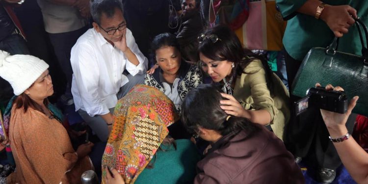 Patricia Berdoa untuk Para Korban KMP Sinar Bangun Patricia Berdoa untuk Para Korban KMP Sinar Bangun