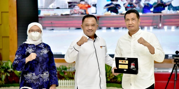 Pemko Siantar Terima Penghargaan dari KPK atas Capaian MCP Tahun 2020