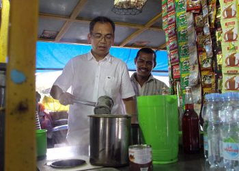 Sambil Seduh Teh di Warkop, Sihar Bilang Orang Aceh Lembut dan Bersahabat