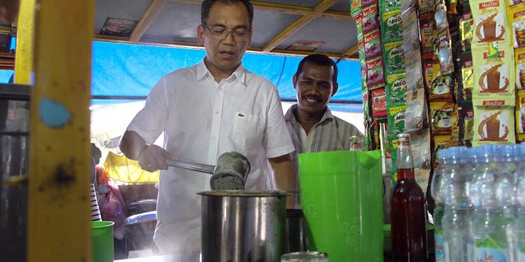 Sambil Seduh Teh di Warkop, Sihar Bilang Orang Aceh Lembut dan Bersahabat Sambil Seduh Teh di Warkop, Sihar Bilang Orang Aceh Lembut dan Bersahabat