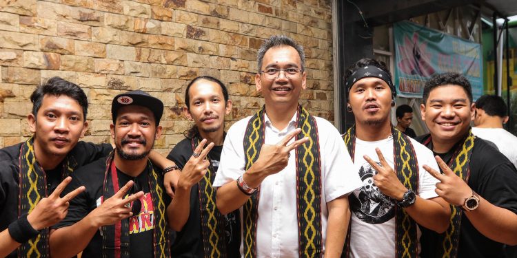 Sihar Sitorus Gandeng Band Punxgoaran di Siantar, Sumut Harus Gerak Cepat... Sihar Sitorus Gandeng Band Punxgoaran di Siantar, Sumut Harus Gerak Cepat...