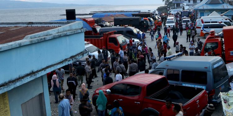Relawan Djoss Bantu Pencarian Korban KMP Sinar Bangun Relawan Djoss Bantu Pencarian Korban KMP Sinar Bangun