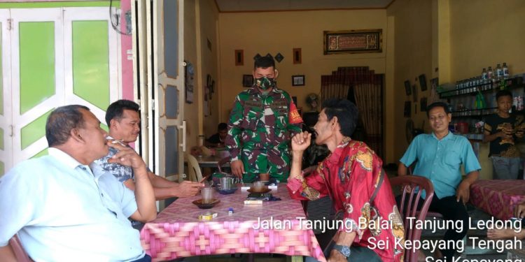 Anggota Jajaran Kodim 0208/Asahan Tegakkan Protokol Kesehatan Melalui Tokoh Masyarakat