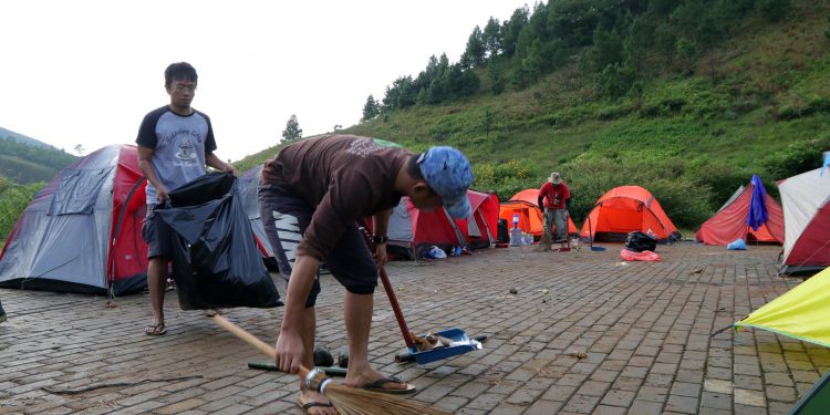 Peringati Hari Bumi, Sihar Kampanyekan Camping Bersih Bersahabat Dengan Alam Peringati Hari Bumi, Sihar Kampanyekan Camping Bersih Bersahabat Dengan Alam
