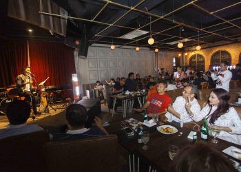 Duh, Bikin Iri. Diiringi Nyanyian Bams, Romantisnya Sihar Bersama Istri
