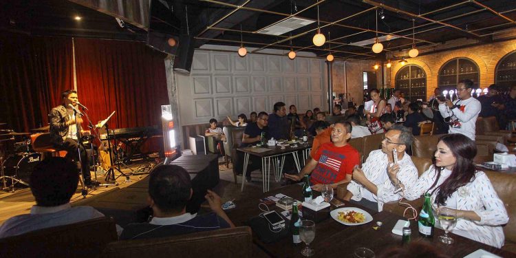 Duh, Bikin Iri. Diiringi Nyanyian Bams, Romantisnya Sihar Bersama Istri Duh, Bikin Iri. Diiringi Nyanyian Bams, Romantisnya Sihar Bersama Istri