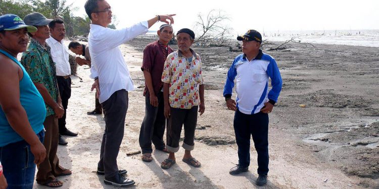 Kondisi Pantai Kami Hancur Pak, Sebentar Lagi Kami lah yang Hancur Kondisi Pantai Kami Hancur Pak, Sebentar Lagi Kami lah yang Hancur