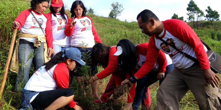 Warga Sumut Bangga Ikut Menanam Pohon Bersama Sihar Warga Sumut Bangga Ikut Menanam Pohon Bersama Sihar