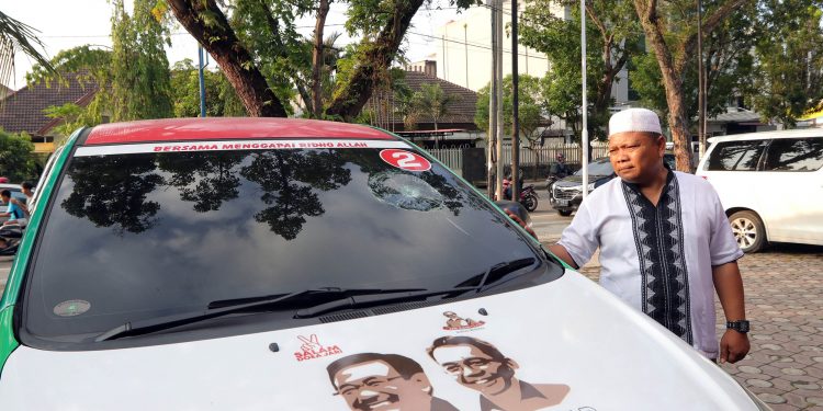 Mobil Ustaz Ade Darmawan Dirusak Pria Mengendarai Dua Motor Trail