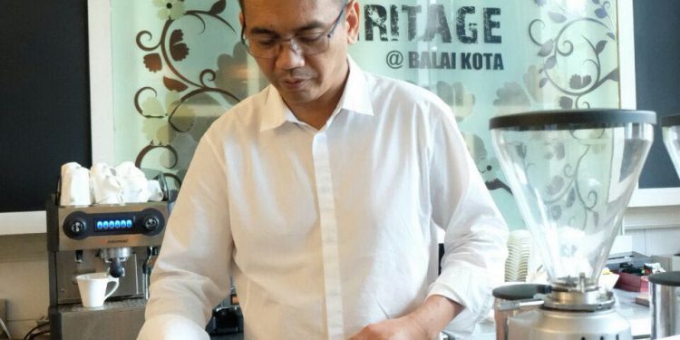 Sihar Show Off Kepiawaiannya Menjadi Barista Sihar Show Off Kepiawaiannya Menjadi Barista