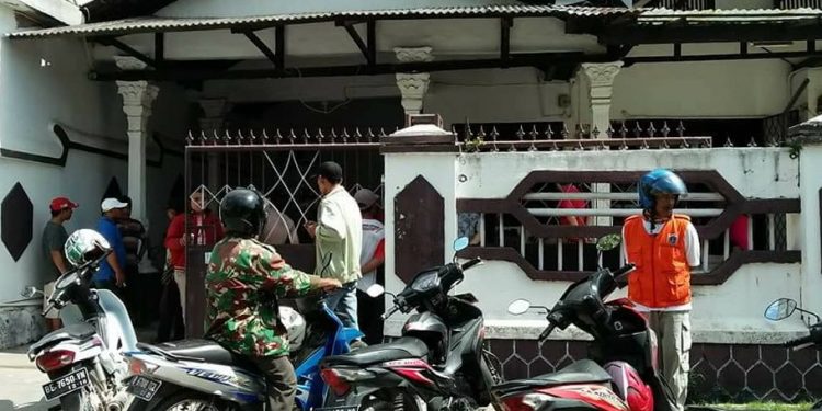 Kawanan Perampok Bersenpi Satroni Rumah Bos Counter HP, Seorang Pelaku Ditembak Kawanan Perampok Bersenpi Satroni Rumah Bos Counter HP, Seorang Pelaku Ditembak