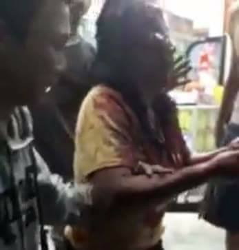 Sadis, Boru Sirait Ini Dibacok dan Diseret Suami di Aspal. Pelaku Bermarga Samosir Masih Buron… Sadis, Boru Sirait Ini Dibacok dan Diseret Suami di Aspal. Pelaku Bermarga Samosir Masih Buron…