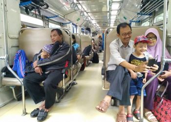 Foto Dalam Kereta Api ini Bikin Hati Terenyuh dan Akhirnya Viral...