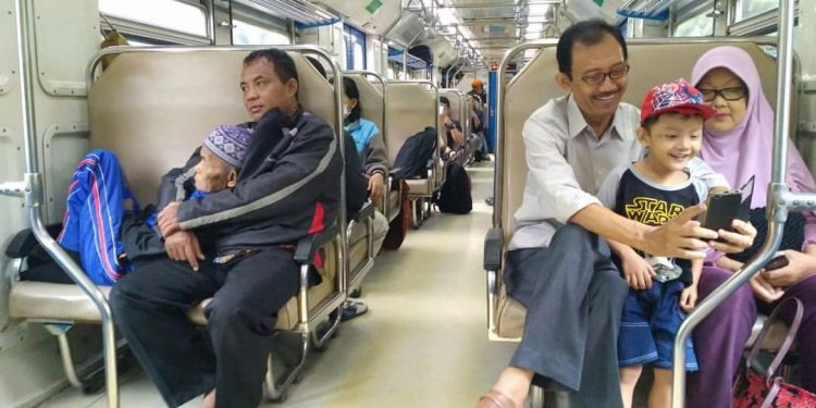 Foto Dalam Kereta Api ini Bikin Hati Terenyuh dan Akhirnya Viral... Foto Dalam Kereta Api ini Bikin Hati Terenyuh dan Akhirnya Viral...