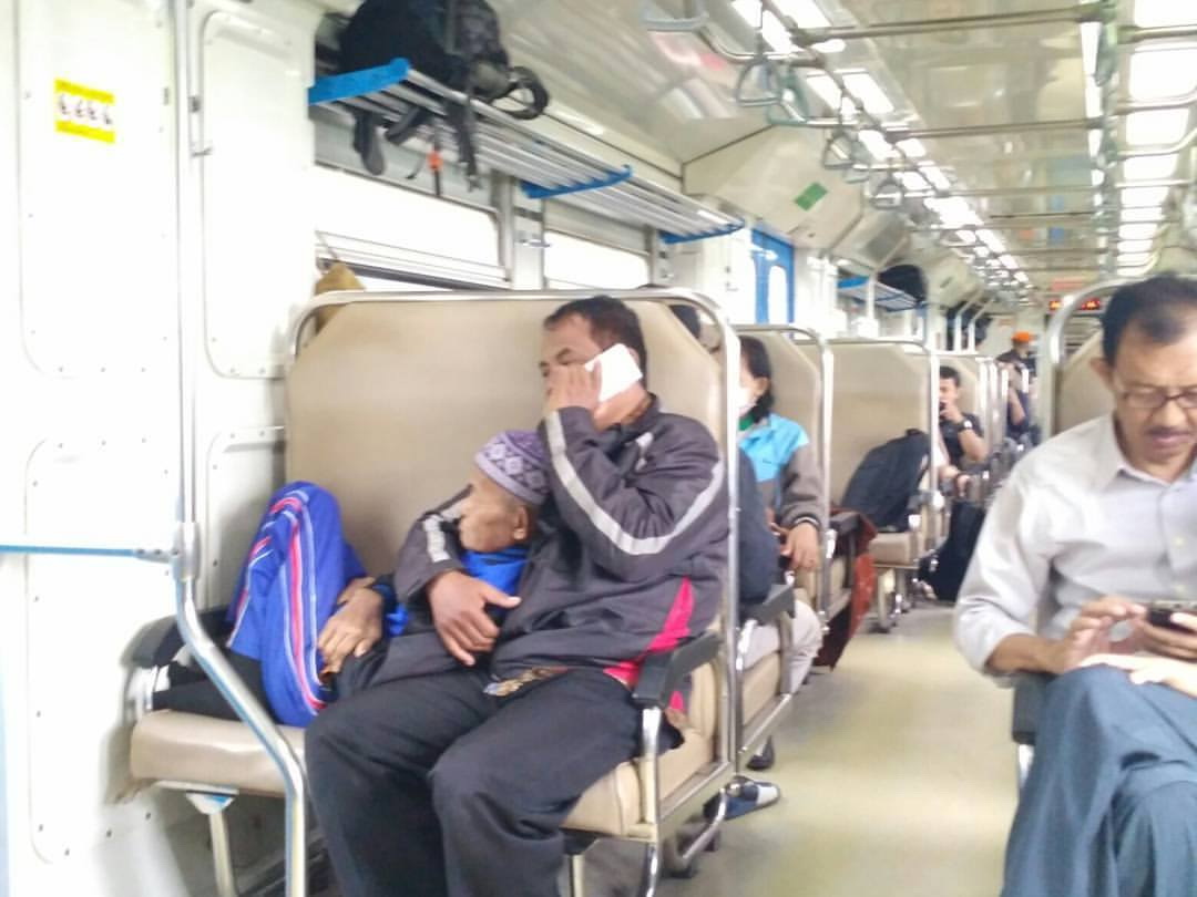 Foto Dalam Kereta Api ini Bikin Hati Terenyuh dan Akhirnya Viral...