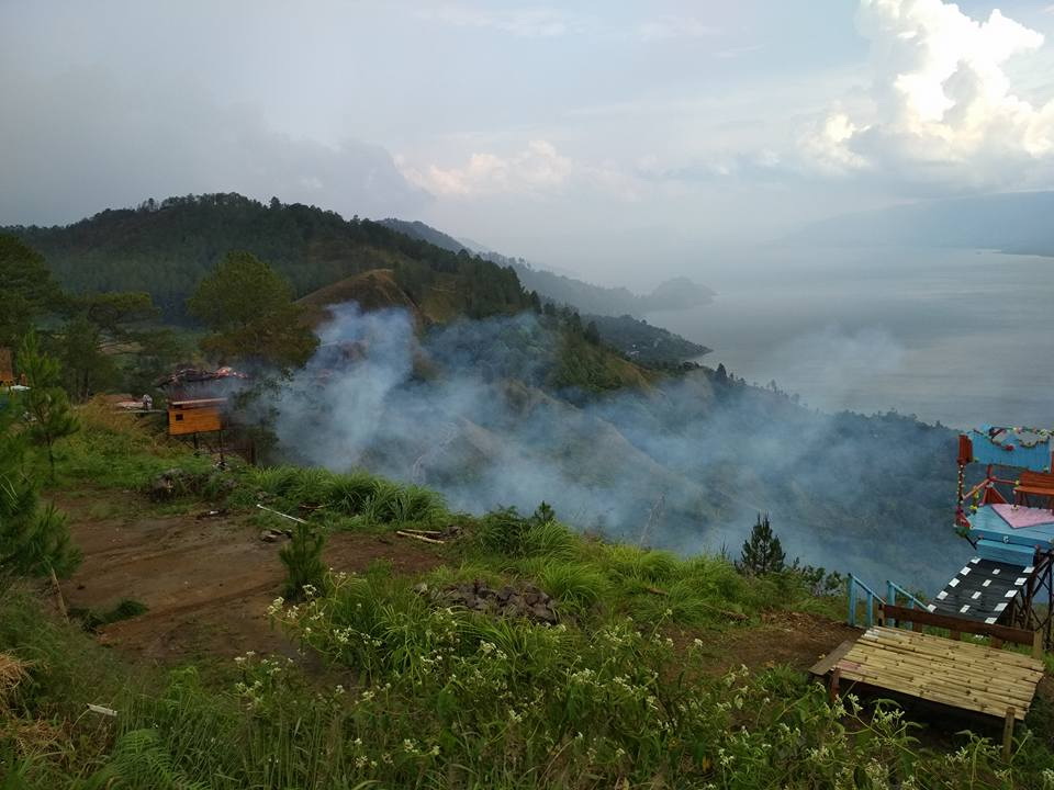 Heboh! Rumah Pohon Terbakar di Simarjarunjung, Danau Toba Heboh! Rumah Pohon Terbakar di Simarjarunjung, Danau Toba