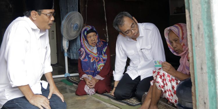 Djarot-Sihar Prihatin Kehidupan Pas-pasan Kakak Beradik yang Tua Renta Ini