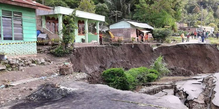 Akses Jalan Raya Menuju Tigaras-Danau Toba Terputus