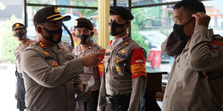 Kapolres Simalungun Gelar Operasi Pendisiplinan Penggunaan Masker di Internal TNI-POLRI Kapolres Simalungun Gelar Operasi Pendisiplinan Penggunaan Masker di Internal TNI-POLRI