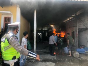 Ditinggal ke Gereja, Gudang dan Mobil Avanza Milik Bahara Sihombing di Lintongnihuta Terbakar