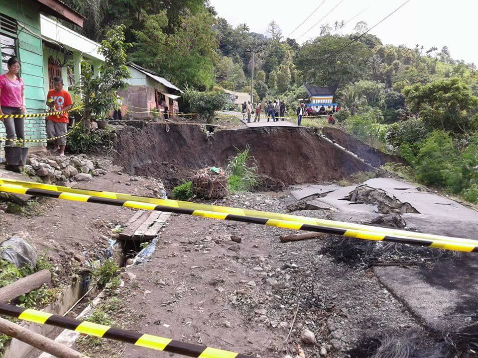 Akses Jalan Raya Menuju Tigaras-Danau Toba Terputus