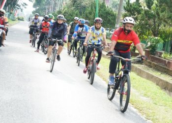 Kapolres Simalungun Gowes dan Bagi-bagi Masker sambil Pantau Adaptasi Kebiasaan Baru
