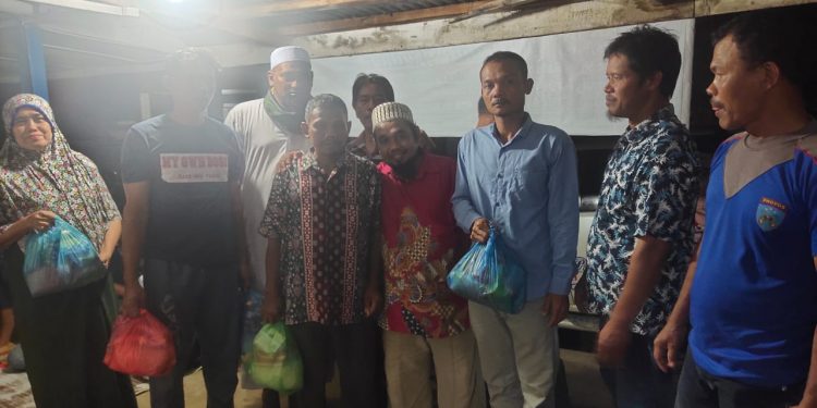 Ikut Rasakan Penderitaan Korban Longsor di Nagori Bayu Muslimin, Hasim-TPS Beri Bantuan Ikut Rasakan Penderitaan Korban Longsor di Nagori Bayu Muslimin, Hasim-TPS Beri Bantuan
