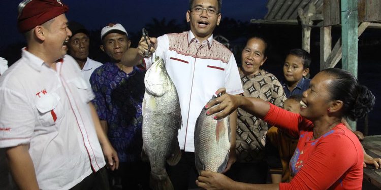 Bertemu Masyarakat Bagan Percut, Sihar Terima Curhatan Nelayan Bertemu Masyarakat Bagan Percut, Sihar Terima Curhatan Nelayan
