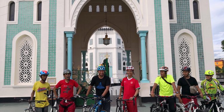 Gowes Pagi, Sihar Kagumi Masjid Raya Al-Mashun Gowes Pagi, Sihar Kagumi Masjid Raya Al-Mashun