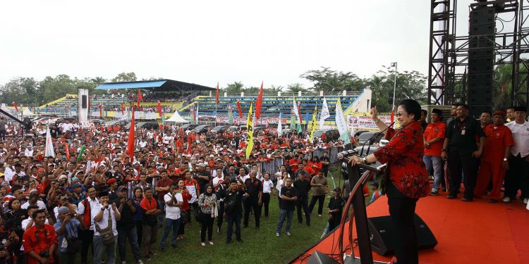 Megawati: Pemimpin Tidak Boleh Berkata Kasar dan Menampar Rakyat Megawati: Pemimpin Tidak Boleh Berkata Kasar dan Menampar Rakyat