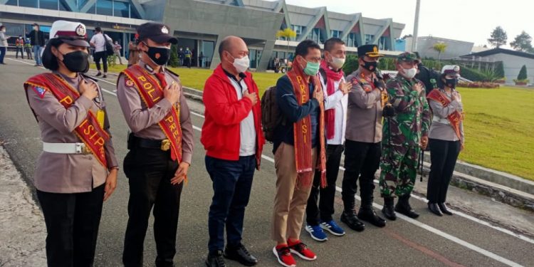 Sambut Menparekraf di Bandara Silangit, AKBP Muhammad Saleh : "Kita siap sukseskan program Pemerintah Pusat" Sambut Menparekraf di Bandara Silangit, AKBP Muhammad Saleh : "Kita siap sukseskan program Pemerintah Pusat"