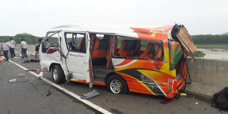 Kecelakaan Mobil Travel Di Tol Cipali Renggut Nyawa, Ini Identitas Para Korban.. Kecelakaan Mobil Travel Di Tol Cipali Renggut Nyawa, Ini Identitas Para Korban..