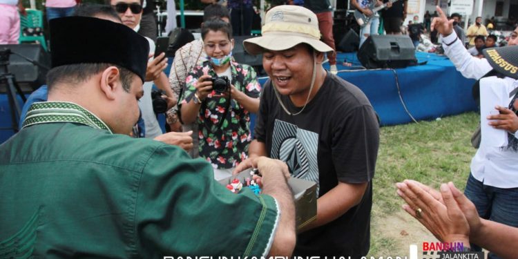 Bukti Kedekatan, Hasim-TPS Beri Kejutan di HUT Salah Seorang Tim Pemenangan Bukti Kedekatan, Hasim-TPS Beri Kejutan di HUT Salah Seorang Tim Pemenangan