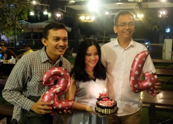 Gadis Muda Ini Kaget Dapat Kejutan Ulang Tahun Dari Calon Wakil Gubernur Sumut
