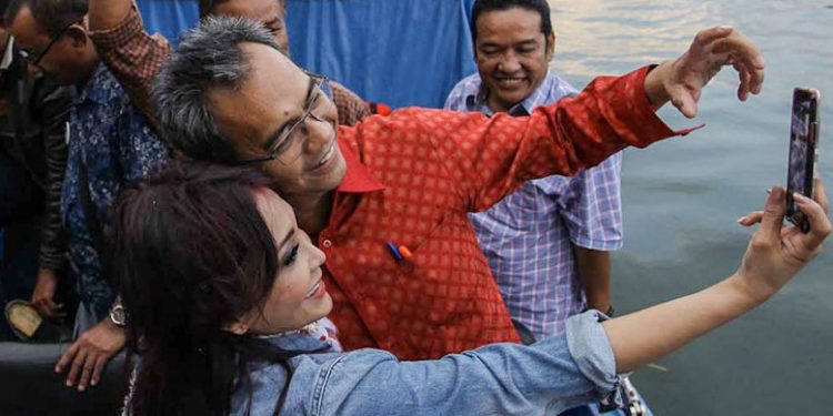 Warga Pinggir Sungai Asahan Sorak-sorai Sambut Sihar Sitorus di Porsea