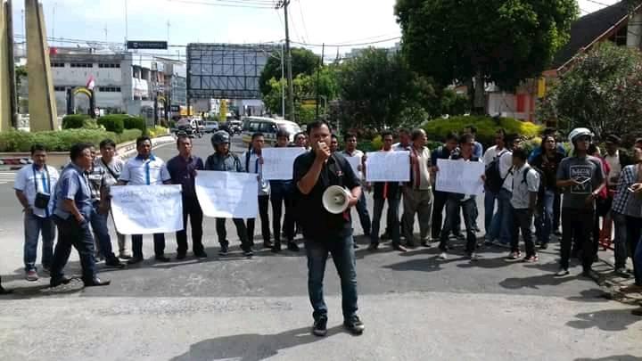 Aksi Damai Wartawan. Wakapolres Minta Maaf, Aiptu AS Sudah Disuruh Guling-Guling... Aksi Damai Wartawan. Wakapolres Minta Maaf, Aiptu AS Sudah Disuruh Guling-Guling...
