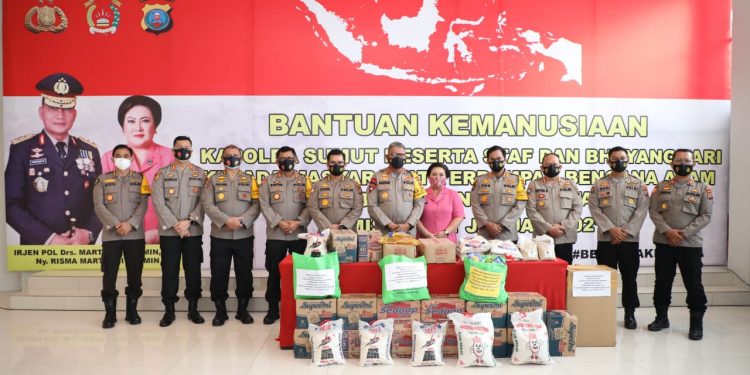 Kapolda dan Ketua Bhayangkari Daerah Sumut Serahkan Bantuan Kemanusiaan untuk Provinsi Sulawesi Barat dan Kalimatan Selatan